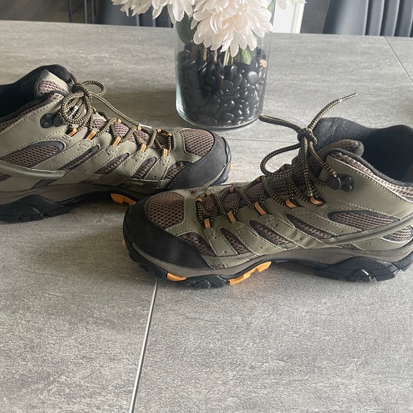 Gently used Merrell men’s shoes - Picture 7 of 9